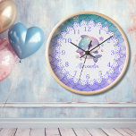 Personalisierte Wasserfarbe Untermeer Uhr<br><div class="desc">Mit unserer "Personalisierten Wasserfarbe unter der Meeresuhr" fügen Sie Ihrem Dekor eine Touch Unterwasserzauber hinzu. Tauchen Sie mit dieser bezaubernden Uhr in die kindische Welt des Ozeans ein und entdecken Sie die Aquarellbilder des marinen Lebens und die faszinierenden Unterwasserszenen. Von verspielten Delphinen bis hin zu farbenfrohen Korallenriffen, erfasst jedes Element...</div>