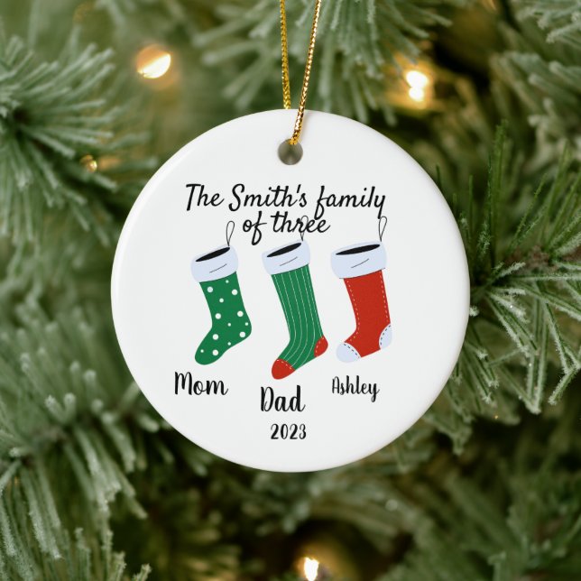 Personalisierte Weihnachtsfamilie 2023 Keramik Ornament (Baum)
