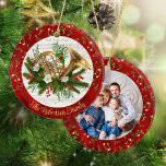 Personalisierte Weihnachtsmusik Französisches Horn Keramik Ornament<br><div class="desc">Personalisieren Sie dieses Ornament für sich selbst oder als Geschenk für einen Musikliebhaber. Das französische Horn in der Mitte ist zu Weihnachten mit Kiefernspießen, heiligen Blätter, roten Beeren und Blume geschmückt, mit einem Vintagen Notenkarol. Rund um den Rand simuliert rot metallische mit goldenen Musiknoten, auch mit Urlaubsgrün dekoriert. Der Text...</div>