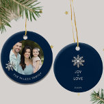 Personalisierte Weihnachtsschmuck<br><div class="desc">Feiern Sie mit unserem Personalisierten Weihnachtsschmuck die Freude und die Zusammengehörigkeit der Urlaubssaison. Die Vorderseite zeigt ein gepflegtes familiäres Foto, gerahmt durch ein elegantes Schneeflockendesign, während der Familienname eine persönliche Touch hinzufügt. Auf der Rückseite, "Joy Liebe" fängt den herzlichen Geist Ihrer Familie, zusammen mit dem unvergesslichen Datum. Dieses maßgeschneiderte Ornament...</div>