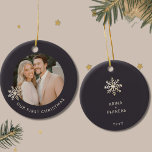Personalisierte Weihnachtsschmuck<br><div class="desc">Feiern Sie einen besonderen Meilenstein mit diesem Personalisierten Ersten Weihnachtsschmuck. Lassen Sie Ihren ersten Urlaub gemeinsam mit diesem exquisiten Ornament verbringen, das ein individualisierbares Foto mit einer zarten Champagner-Goldschneeflocke auf einem dunklen Hintergrund gerahmt. Die Vorderseite zeigt elegant "Unser erstes Weihnachten" in den unteren Dritteln, was den Zauber des Augenblicks einfängt....</div>