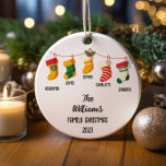 Personalisierte Weihnachtszeit mit 5 individuellen Keramik Ornament<br><div class="desc">Unsere ersten Weihnachten als Familie von 5 individuellen Namen</div>