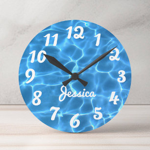 Personalisierte weiße Zahl Aqua-Blau-Schwimmbad Runde Wanduhr