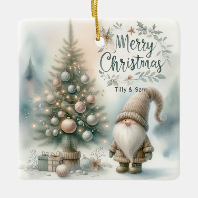 Personalisierte Whimsical Weihnachtsgnome und Baum Keramikornament (Vorderseite)