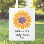 Personalisierte Wiedersehen Wiederverwendbare Einkaufstasche<br><div class="desc">Diese Familie Wiedersehen wieder verwendbare Einkaufstasche ist mit einer gelben Aquarellsonnenblume dekoriert. Einfach anpassbar. Verwenden Sie die Option Weitere anpassen,  um die Textgröße,  den Stil oder die Farbe zu ändern. Weil wir unsere Kunstwerke erstellen,  werden Sie dieses exakte Bild von anderen Designern nicht finden. Original Wasserfarbe © Michele Davies.</div>