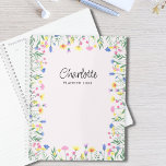 Personalisierte Wildblume Planer<br><div class="desc">Dieser hübsch rosa Planer ist mit feinen, handgezeichnet Wildblumen in Pastelltönen dekoriert. Einfache Anpassung mit Ihrem Namen, Jahr. Mit dem Design-Tool können Sie die Textgröße, den Stil oder die Farbe ändern oder den Anführungsbereich löschen. Sie werden dieses exakte Bild von anderen Designern nicht finden, während wir unser Kunstwerk erstellen. Original...</div>