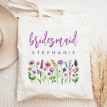 Personalisierte Wildblumen Lila Script Bridesmaid Tragetasche<br><div class="desc">Diese schlichte,  elegante Tasche weist eine Grenze von Wildblumen in lila und rosa Farbtönen mit grünen Stielen auf. Das Wort "Brautjungfrau" erscheint in lila Schrift. Personalisieren Sie es mit ihrem Namen in serifenlosen Schriftart. Macht ein perfektes Brautjunggeschenk!</div>