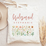 Personalisierte Wildblumen Rose Script Bridesmaid Tragetasche<br><div class="desc">Diese schlichte,  elegante Tasche weist eine Grenze von Wildblumen in Rosa- und Pfirsichtönen mit grünen Stielen auf. Das Wort "Brautjungfrau" erscheint in einer staubigen Handschrift in der Rose. Personalisieren Sie es mit ihrem Namen in serifenlosen Schriftart. Macht ein perfektes Brautjunggeschenk!</div>