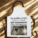 Personalisierte Zeitungstitel | Beste Großmutter Schürze<br><div class="desc">Machen Sie mit dieser lustigen und herzlichen "Grand Times" personalisierten Schürze noch mehr Zeit in der Küche! Diese Schürze, die wie eine Titelseite einer Zeitung gestaltet ist, enthält Ihr Lieblings-Foto, die Namen der Enkel und eine kühne Schlagzeile, in der sie zu den besten Großeltern aller Zeiten erklärt werden. Ein einzigartiges...</div>