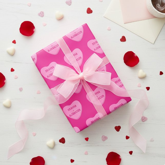 Personalisierte Zuckerherzen Retro Zwei Namen Hell Geschenkpapier (Cute personalized candy heart wrapping paper. Pink hearts with your names or initials on hot pink)