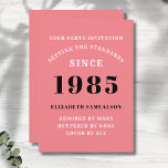 Personalisierten 40. Geburtstag Fügen Sie Ihren Na Einladung<br><div class="desc">Für diejenigen, die 1985 geboren waren und ihre Geburtstagsparty feiern, haben wir die ideale Geburtstagskarte. Der rosa Hintergrund mit weißem und schwarzem Design ist einfach und dennoch elegant. Passen Sie den Text einfach an die Vorderseite und die Rückseite dieser Geburtstagskarte mit der Vorlage an. Teil des Standardprogramms für Kartenmaterial, Party...</div>