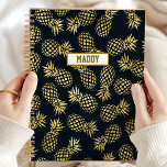 Personalisierten Jahre Planer<br><div class="desc">Bleibe organisiert und stilvoll mit diesem Marineblau und Goldkiefer personalisierten jährlichen Planer. Dieser Planer ist perfekt für Frauen, die elegante und einzigartige Designs schätzen, und verbindet Luxus mit Praxisnähe. Das schicke Marinebild und das goldene Ananas-Kunstwerk verleihen Ihrem Tagesprogramm eine Touch von Eleganz. Personalisieren Sie es mit Ihrem Namen für einen...</div>