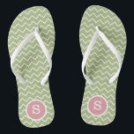 Personalisierten Mit Monogramm Grüne und Weiß Zick Flip Flops<br><div class="desc">Personalisierte Mit Monogramm Green & White Zickzack Hochzeitskippen</div>