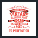 Personalisierten Vintagen Geburtstag rot Poster<br><div class="desc">Mit dieser limitierten Auflage, Premium-Qualität und originellem, elegantem, Retro- und Vintag aussehendem Geburtstagsdesign mit einem coolen Typografie-Schriftart können Sie etwas Originalität hinzufügen. Das ist eine tolle Geschenkidee für Männer, Frauen, Ehemänner, Ehefrauen, Freundinnen und Freunde, die dieses einmalige Kunstwerk Liebe geben werden. Einzigartiges und lustiges Urlaubsgeschenk für Ihr Party zum Geburtstag....</div>