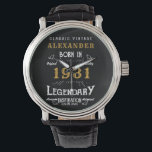 Personalisierter 40. Geburtstag Geboren 1981 Vinta Armbanduhr<br><div class="desc">Eine personalisierte, einzigartige Uhr für den Geburtstag geboren 1981 und ab 40. Fügen Sie den Namen zu diesem Vintagen Retrostil Schwarz, Weiß und Gold für ein individuelles 40. Geburtstagsgeschenk hinzu. Bearbeiten Sie den Namen und das Jahr einfach mit der Vorlage. Ein wunderbares, individuelles, schwarzes Geburtstagsgeschenk. Mehr Geschenke und Party-Vorräte für...</div>