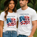 Personalisierter 4. Juli Wiedersehen Matching T-Shirt<br><div class="desc">Feiern Sie stilvoll mit den T - Shirt der Herren vom 4. Juli, die perfekte Art, Ihren patriotischen Geist zu zeigen und sinnvolle Wiedersehen-Erinnerungen zu schaffen. Diese Shirts mit einem kühlen amerikanischen Flaggendesign und dem eigenen Familiennamen anpassbar, machen die Krawatte wunderbar zu klassischen Wiedersehen-Themen und machen Ansammlungen zu einem besonderen...</div>