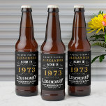 Personalisierter 50. Geburtstag Geboren 1973 Vinta Bierflaschenetikett<br><div class="desc">Ein personalisiertes klassisches Bierflaschenlabel für dieses Geburtstagsfest für jemanden, der 1973 geboren und 50 Jahre alt wurde. Fügen Sie den Namen zu diesem Vintagen Retro-Stil Schwarz, Weiß und Gold für ein maßgeschneidertes 50 Geburtstagsgeschenk. Bearbeiten Sie den Namen und das Jahr einfach mit der Vorlage. Ein wunderbares, individuelles, schwarzes Geburtstagsgeschenk. Mehr...</div>