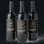 Personalisierter 50. Geburtstag Geboren 1975 Vinta Weinetikett<br><div class="desc">Ein personalisiertes klassisches Weinflaschenlabel für dieses Geburtstagsfest für jemanden, der 1975 geboren und 50 Jahre alt wurde. Fügen Sie den Namen zu diesem Vintagen Retro-Stil Schwarz, Weiß und Gold für ein maßgeschneidertes 50. Geburtstagsgeschenk hinzu. Bearbeiten Sie den Namen und das Jahr einfach mit der Vorlage. Ein wunderbares, individuelles, schwarzes Geburtstagsgeschenk....</div>