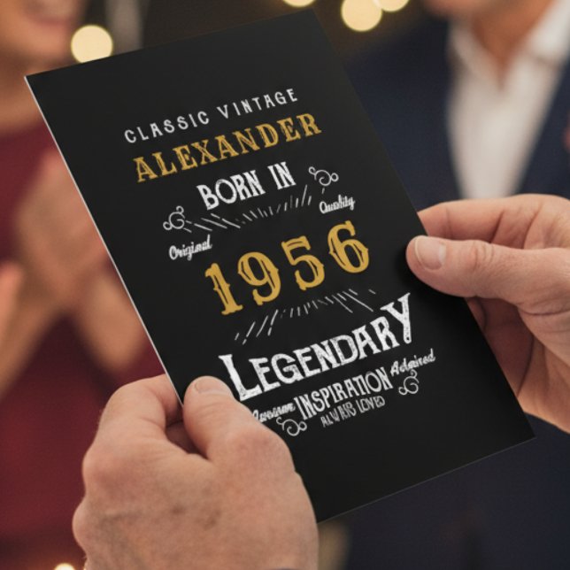 Personalisierter 70. Geburtstag Geboren 1951 Vinta Karte (70th birthday card in black and gold held in 2 hands)
