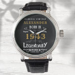 Personalisierter 80. Geburtstag Geboren 1943 Vinta Armbanduhr<br><div class="desc">Eine personalisierte, einzigartige Uhr für diesen besonderen Geburtstag geboren 1943 und ab 80. Fügen Sie den Namen zu diesem Vintagen Retro-Stil Schwarz, Weiß und Gold für ein maßgeschneidertes 80. Geburtstagsgeschenk hinzu. Bearbeiten Sie den Namen und das Jahr einfach mit der Vorlage. Ein wunderbares, individuelles, schwarzes Geburtstagsgeschenk. Mehr Geschenke und Party-Vorräte...</div>