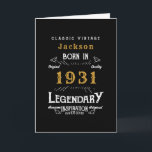 Personalisierter 90. Geburtstag Geboren 1931 Vinta Karte<br><div class="desc">Eine personalisierte klassische Geburtstagskarte für diese Geburtstagsfeier für jemanden, der 1931 geboren war. Fügen Sie den Namen zu diesem Vintagen Retro-Stil Schwarz, Weiß und Gold-Design für ein individuelles Geburtstagsgeschenk. Bearbeiten Sie einfach den Namen und das Jahr mit der Vorlage. Ein wunderschönes, eigens für den schwarzen Geburtstag entwickeltes Geschenk. Weitere Geschenke...</div>