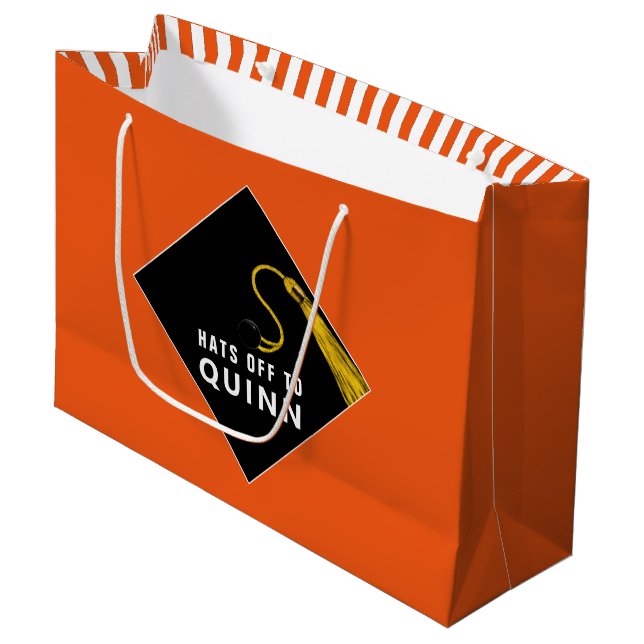 Personalisierter Abschluss Orange große Geschenkta Geschenktüte (Vorderseite Schrägansicht)