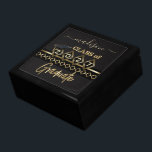 Personalisierter Abschluss - Schwarz & Gold Erinnerungskiste<br><div class="desc">Graduate Geschenkboxen bereit für Sie zu personalisieren. Auch die Hintergrundfarbe kann geändert werden. ✔ HINWEIS: ÄNDERN SIE NUR DIE VORLAGEBEREICHE, DIE SIE BENÖTIGEN! 😀 Sie können den Text bei Bedarf entfernen und neu hinzufügen, was immer Sie möchten und welchen Schriftart Sie möchten. 📌 Wenn Sie weitere Anpassungen benötigen, klicken Sie...</div>