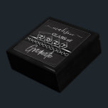 Personalisierter Abschluss - Schwarz und Silber Erinnerungskiste<br><div class="desc">Graduate Geschenkboxen bereit für Sie zu personalisieren. Auch die Hintergrundfarbe kann geändert werden. ✔ HINWEIS: ÄNDERN SIE NUR DIE VORLAGEBEREICHE, DIE SIE BENÖTIGEN! 😀 Sie können den Text bei Bedarf entfernen und neu hinzufügen, was immer Sie möchten und welchen Schriftart Sie möchten. 📌 Wenn Sie weitere Anpassungen benötigen, klicken Sie...</div>