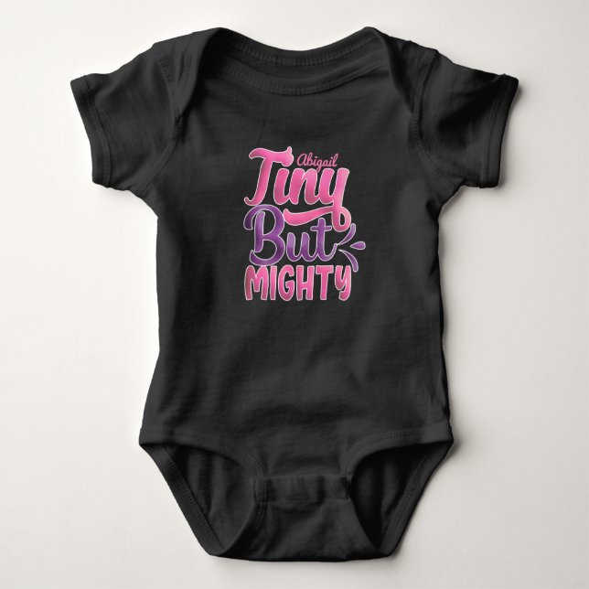 Personalisierter ADD NAME Tiny but Mighty Pink Lil Baby Strampler (Vorderseite)