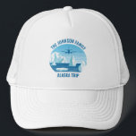 Personalisierter Alaska-Gletscher Truckerkappe<br><div class="desc">Coole Alaska Ferienhüte für Ihren Familienurlaub mit Gletscher- und Ozeandesign und Ihrem personalisierten Namen. Eisberge schwimmen im Meer unter einem blauen Flugzeug auf diesem Sake-Souvenir Ihrer arktischen Erkundung von Eiskappen im Pazifik.</div>