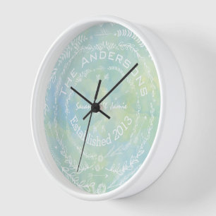 Personalisierter alter rustikaler Blumenkranz-Schw Wanduhr