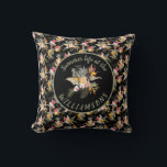 Personalisierter Ananas-Hibiskus tropischer Schwar Kissen<br><div class="desc">Diese Kissen mit Ananas, exotischen Blume in Rosa und Weiß, gelben Lilien, Palmblättern und tropischem Blattwerk auf schwarzem Hintergrund sind für Sie persönlich. Wählen Sie aus 2 Größen, um Ihre Wohngestaltung zu akzentuieren. (Sie können sich auch für die Benutzung auf Ihrer Terrasse für das Outdoor entscheiden.) PASSENDE Artikel in unserem...</div>