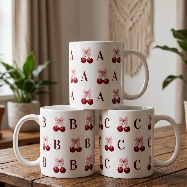 Personalisierter Anfangsbuchstabe Kirsch-Gingham-M Kaffeetasse (Personalized initial coquette cherry birthday | graduation | wedding | bachelorette party mug gift)