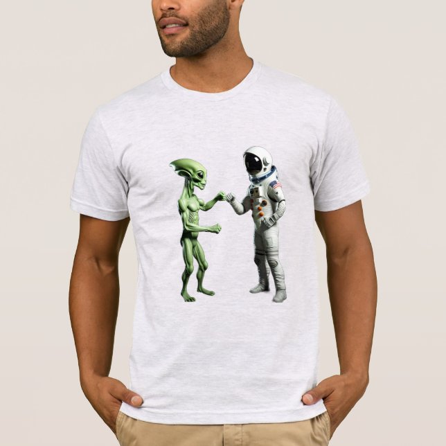 Personalisierter Astronaut und Alien Fist Bump Vat T-Shirt (Vorderseite)