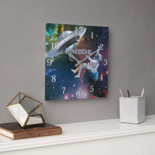 Personalisierter Astronaut und fliegender Saucer Quadratische Wanduhr