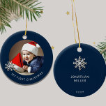 Personalisierter Baby Boy's First Christmas Orname Keramik Ornament<br><div class="desc">Feiern Sie mit diesem Personalisierten Baby Boy's First Christmas Ornament den Debüt-Urlaub Ihres kleinen Prinzen. Dieses Ornament wurde für Ihre einzigartige Touch entworfen und bietet einen bezaubernden gerahmten Platz für ein wertvolles Foto Ihres Babys. "Mein erstes Weihnachten" wird elegant in serifenlosem Schriftart unter dem Foto gezeigt und strahlt Wärme und...</div>