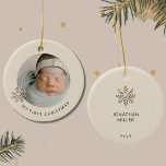 Personalisierter Baby Boy's First Christmas Orname Keramik Ornament<br><div class="desc">Erinnern Sie sich an das erste Weihnachtsfest Ihres Babys mit unserem "Personalisierten Baby Boy's First Christmas Ornament". Die Vorderseite dieses hübschen Ornaments zeigt ein bezauberndes Foto Ihres Kleinen, gerahmt von einer bezaubernden Champagner-Schneeflocke auf den verlassen, zusammen mit dem anpassbaren Text unten. Die helle Grenze fügt dem Design eine süße Touch...</div>