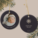 Personalisierter Baby Boy's First Christmas Orname Keramik Ornament<br><div class="desc">Feiern Sie mit diesem Personalisierten Baby Boy's First Christmas Ornament den Debüt-Urlaub Ihres kleinen Prinzen. Dieses Ornament wurde für Ihre einzigartige Touch entworfen und bietet einen bezaubernden gerahmten Platz für ein wertvolles Foto Ihres Babys. "Mein erstes Weihnachten" wird elegant in serifenlosem Schriftart unter dem Foto gezeigt und strahlt Wärme und...</div>