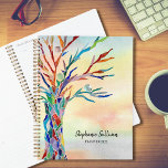 Personalisierter Baum Planer<br><div class="desc">Dieser einzigartige Planner weist einen Mosaikbaum in den Farben des Regenbogens auf einem Aquarellhintergrund auf. Einfach mit Ihrem Namen und Jahr anpassbar. Weil wir unsere eigenen Kunstwerke erstellen,  werden Sie dieses exakte Bild von anderen Designern nicht finden. Original Mosaik © Michele Davies.</div>