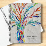 Personalisierter Baumplaner Planer<br><div class="desc">Dieser einzigartige Planner ist mit einem originalen Mosaikbaum in kräftigen Farben auf grauem Hintergrund dekoriert. Einfach anpassbar. Ändern Sie mithilfe des Entwurfstools die Textgröße, den Stil oder die Farbe. Wenn wir unsere Kunstwerke erstellen, werden Sie dieses exakte Bild von anderen Designern nicht finden. Original Mosaik © Michele Davies.</div>