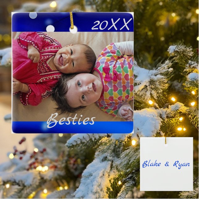 Personalisierter "Besties" Blue Holiday Keramikornament (Von Creator hochgeladen)