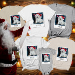 Personalisierter Bilderhund - das Vintage Weihnach T-Shirt<br><div class="desc">Feiern Sie mit dem Personalisierten T - Shirt des Hundes "Erster Weihnachtsfest" im Stil Ihres Nachwuchses. Dieser T - Shirt ist mit Ihrem Lieblings-Hund-Foto ausgestattet und macht es zu einem herzlichen Sake, den Sie über Jahre schätzen werden. Mit seinem Bootleg Y2K 90er Jahre-Ambiente, bringt dieses Shirt ein nostalgisches Gefühl in...</div>