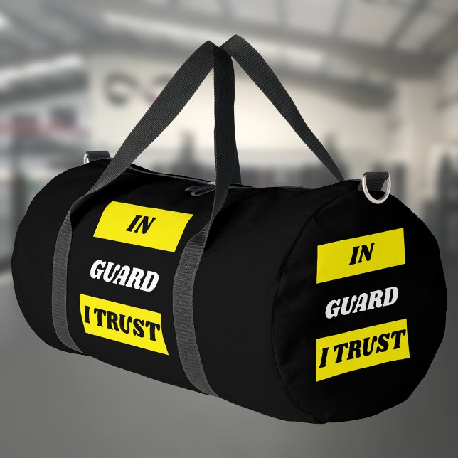 Personalisierter BJJ in Guard I Trust Jiu Jitsu Duffle Bag (In Guard I trust bag against a gym background.)