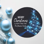 Personalisierter BLAU White MERRY CHRISTMAS Tree Runder Aufkleber<br><div class="desc">Fügen Sie diese modernen und personalisierten BLAUE weißen Weihnachtsfeiertage und fröhlichen neuen Jahresaufkleber zu Ihren Grußkarten,  Umschlägen hinzu. Weihnachtsbaum in blau-weißen,  blinkenden Lichtern. Bearbeitbarer Text - Farbe,  Schriftart und Größe.</div>