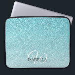 Personalisierter blauer Glitzer Ombre Name Monogra Laptopschutzhülle<br><div class="desc">Die Imitate sind blau,  der Glitzer ist farbig,  der blaue Glitzer verblasst auf einem weißen Hintergrund. Sie können diese elegante Laptop-Hülle mit Ihrem Namen und Monogramm oder anderem Text personalisieren. Perfekter personalisierter Geschenkschlauch. Wenn Sie Hilfe oder passende Produkte benötigen,  kontaktieren Sie uns bitte über unseren Shop.</div>