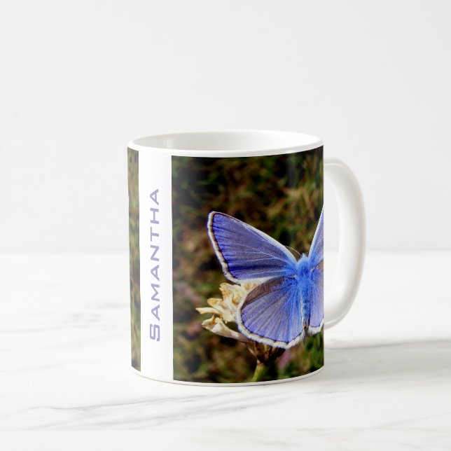 Personalisierter Blauer Schmetterling auf weißer B Kaffeetasse (VorderseiteRechts)