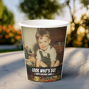 Personalisierter Blick Wer ist 50 Retro-Meilenstei Pappbecher