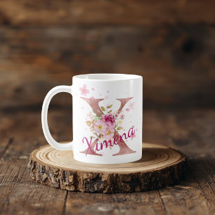 Personalisierter Blumeninitial-Becher – Buchstabe Kaffeetasse