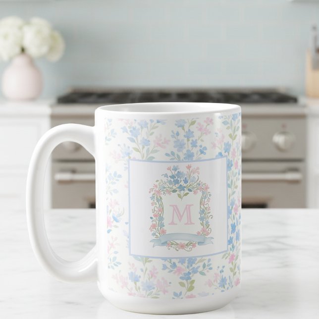 Personalisierter Blumenmonogramm-Becher Kaffeetasse (preppy pretty grandmillennial floral family crest mug with custom monogram initial)