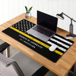 Personalisierter Dispatcher der dünnen Goldlinie Schreibtischunterlage<br><div class="desc">Thin Gold Line Dispatcher Desk Mat - American Flag in Dispatcher Flag Farben, Schwarz und Gold Design . Personalisieren Sie Ihre Daten mit dem Namen des Absenders. Diese personalisierte Schreibtischmatte ist ideal für Polizeidienststellen und Strafverfolgungsbeamte. COPYRIGHT © 2020 Judy Burrows, Black Dog Art - Alle Rechte vorbehalten. Personalisierter Dispatcher-Desk-Mat der...</div>